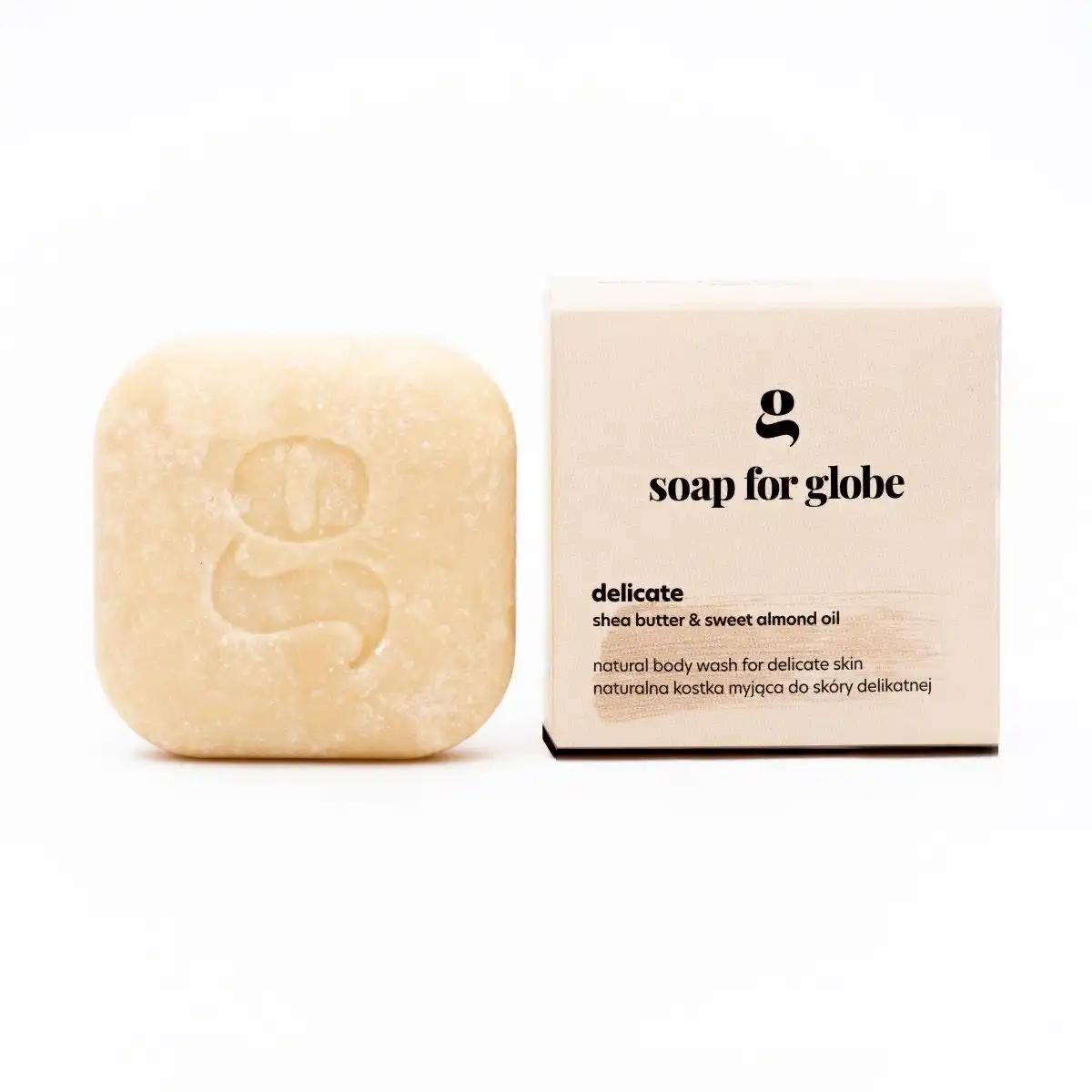 Soap for Globe Delicate kostka myjąca z kremowym masłem shea i regenerującym olejem ze słodkich migdałów do skóry delikatnej, 100 g